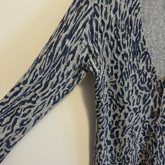 V neck sweater by CHIC by Jacob, navy blue & grey leopard print, women’s size M - Picture 6 of 9